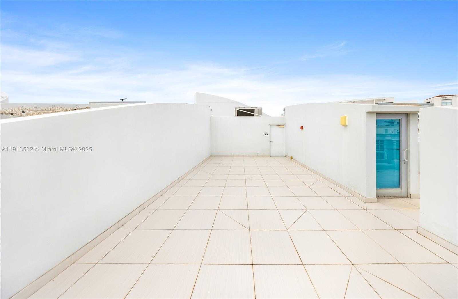 Small Image of Aventura Number 36