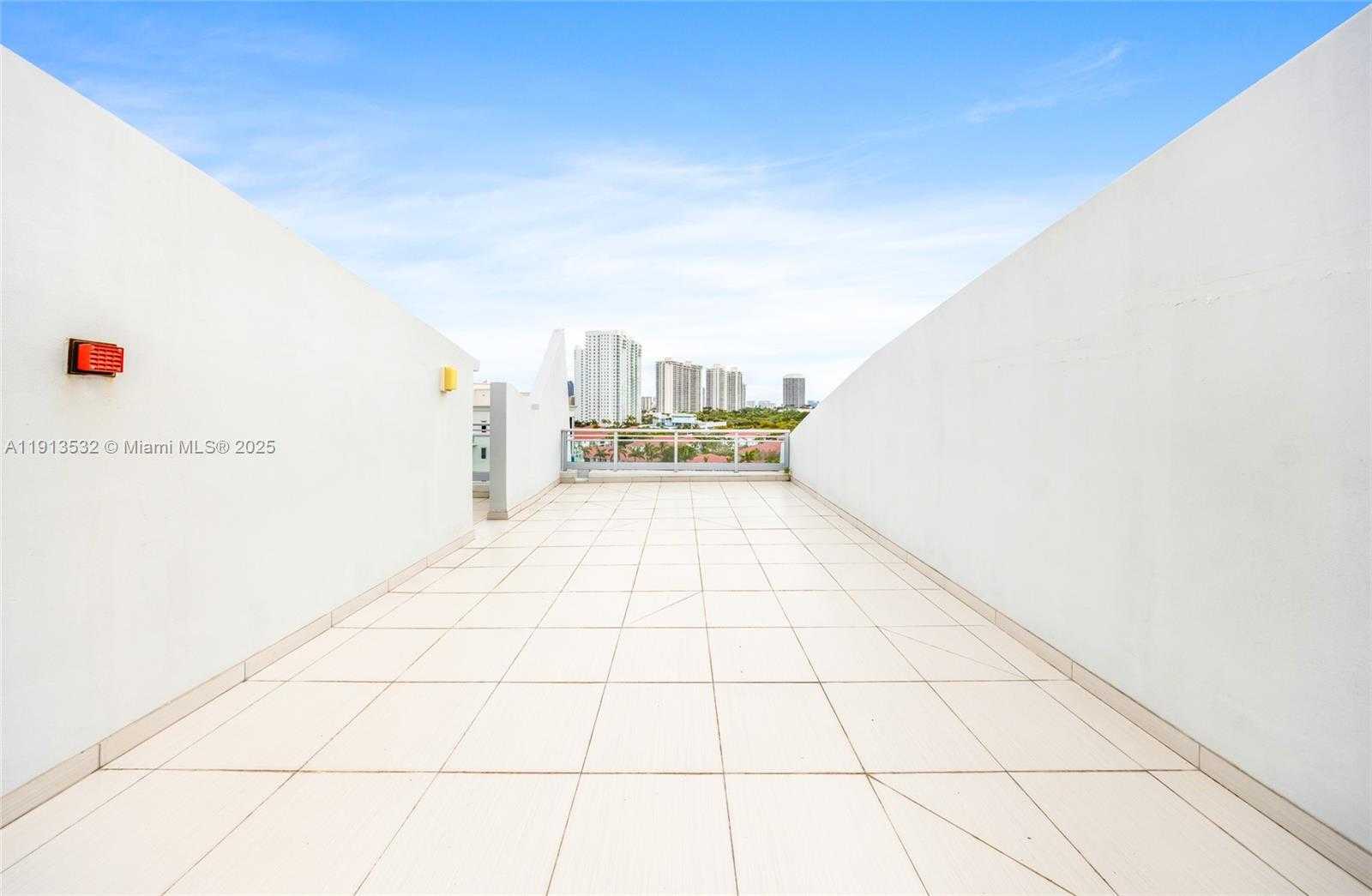 Small Image of Aventura Number 37