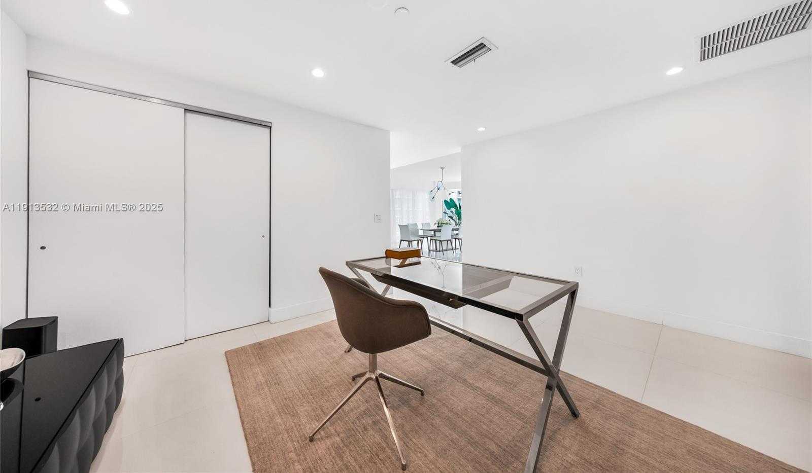 Small Image of Aventura Number 38