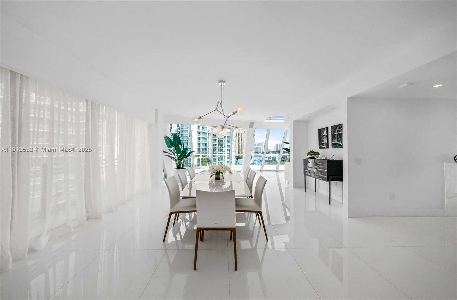 Small Image of Aventura Number 65