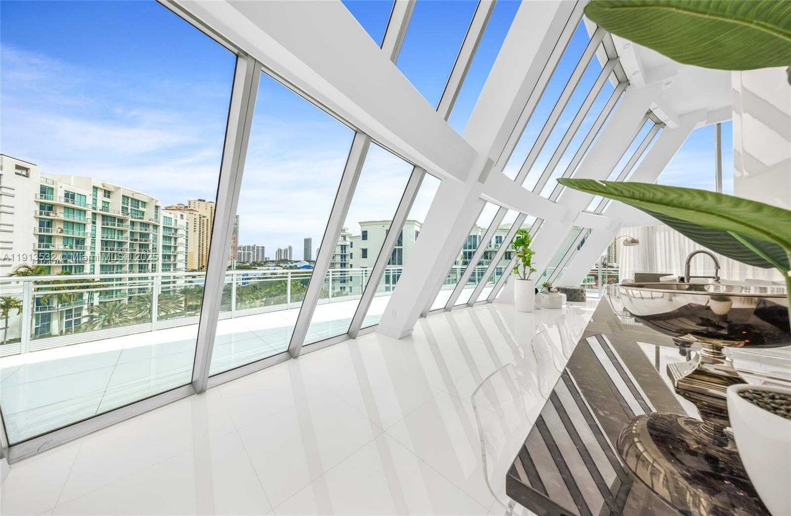 Small Image of Aventura Number 66