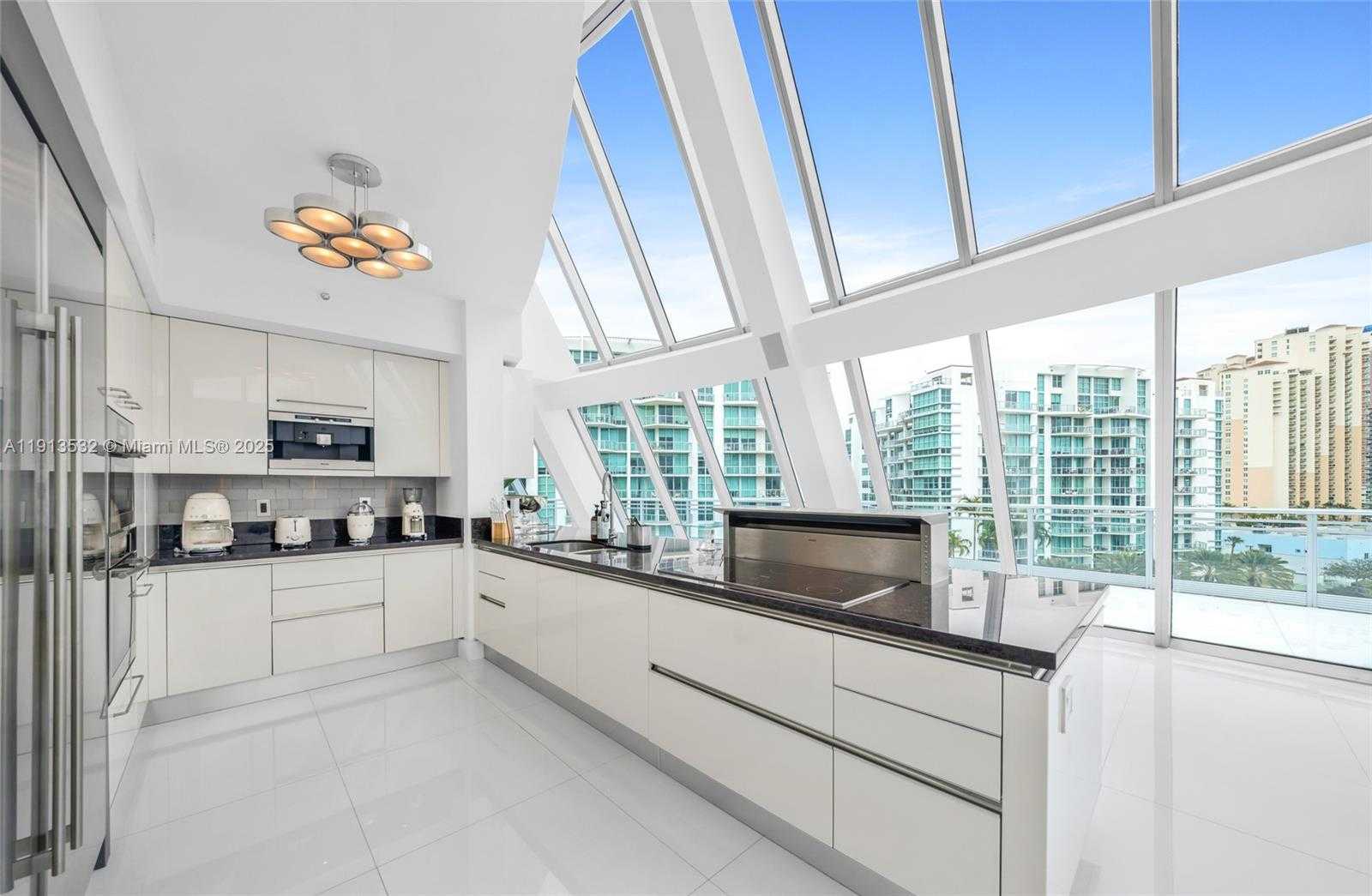 Small Image of Aventura Number 70