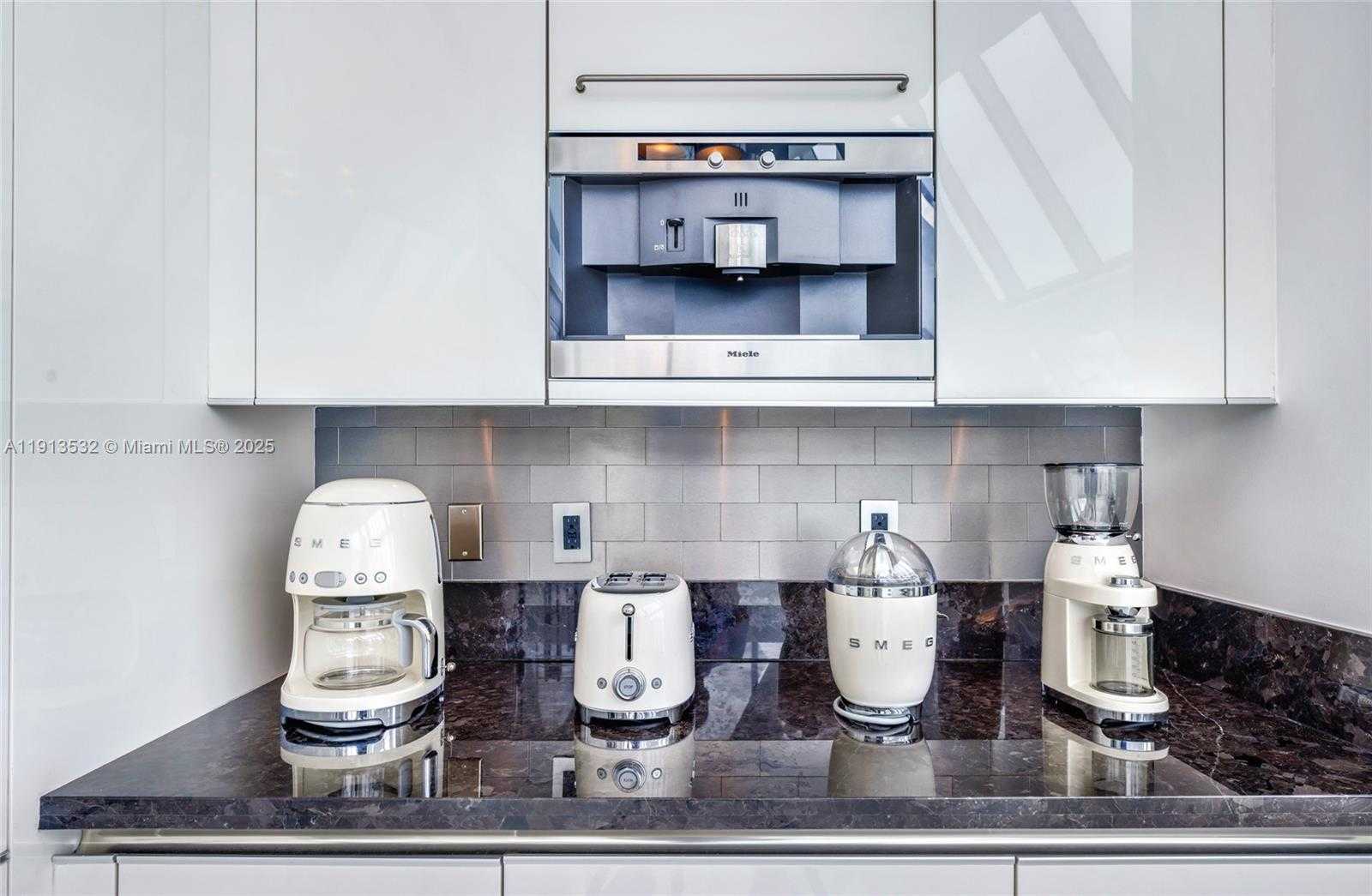 Small Image of Aventura Number 72