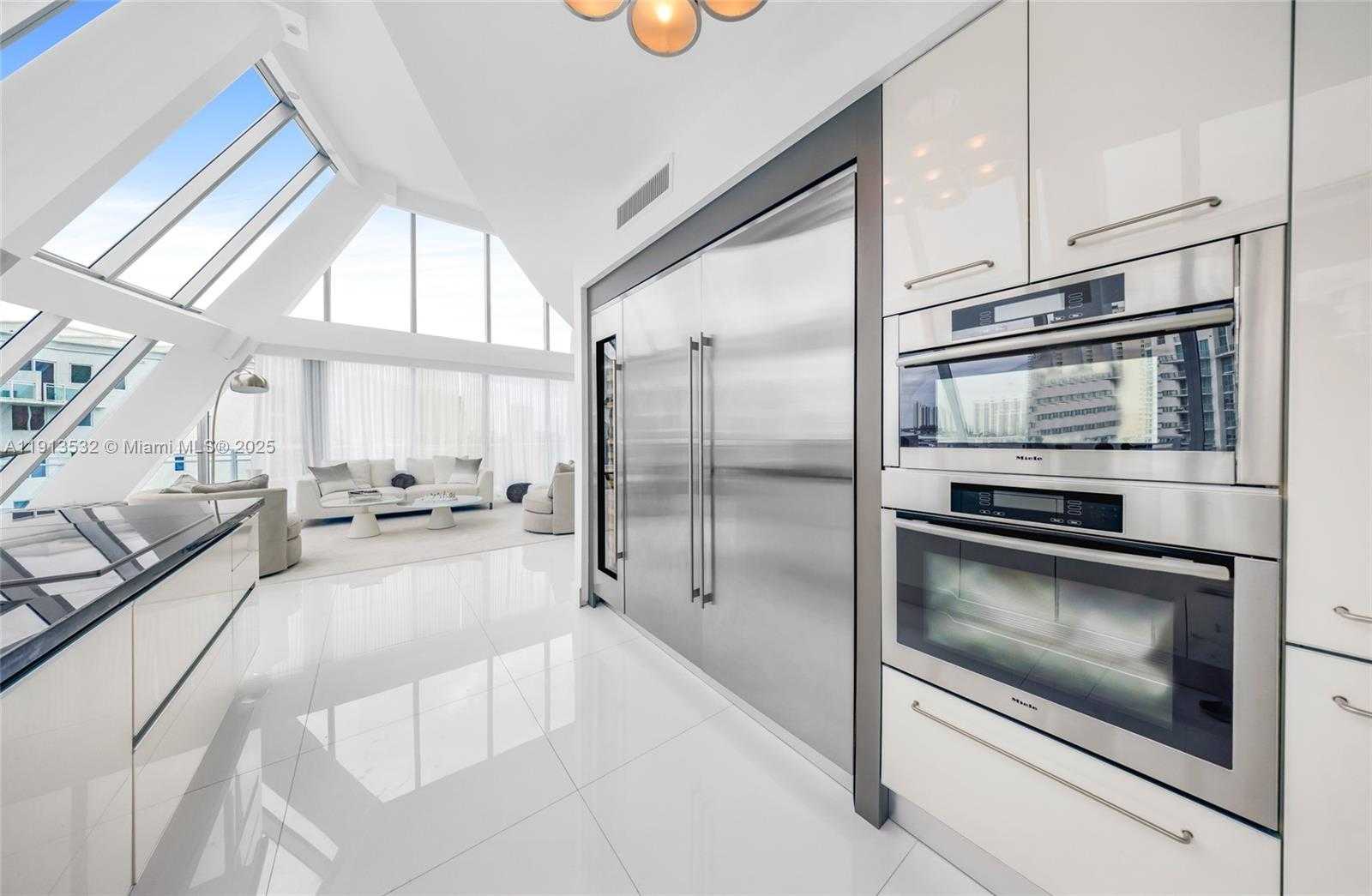 Small Image of Aventura Number 73