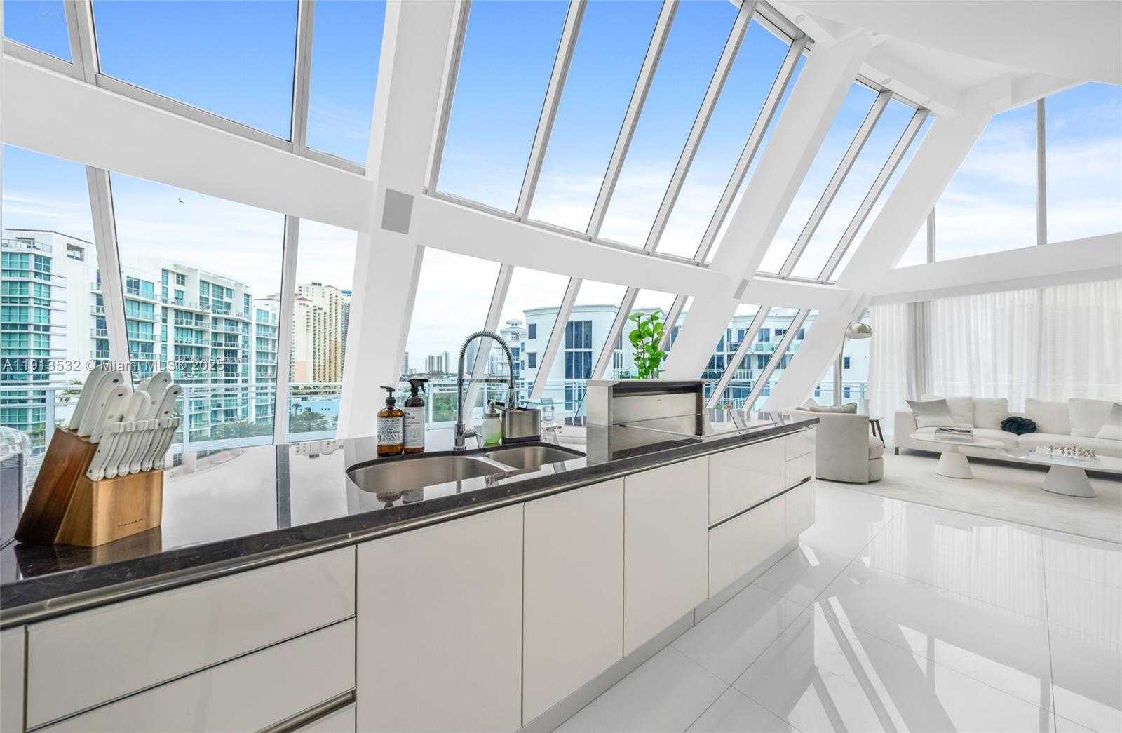 Small Image of Aventura Number 74