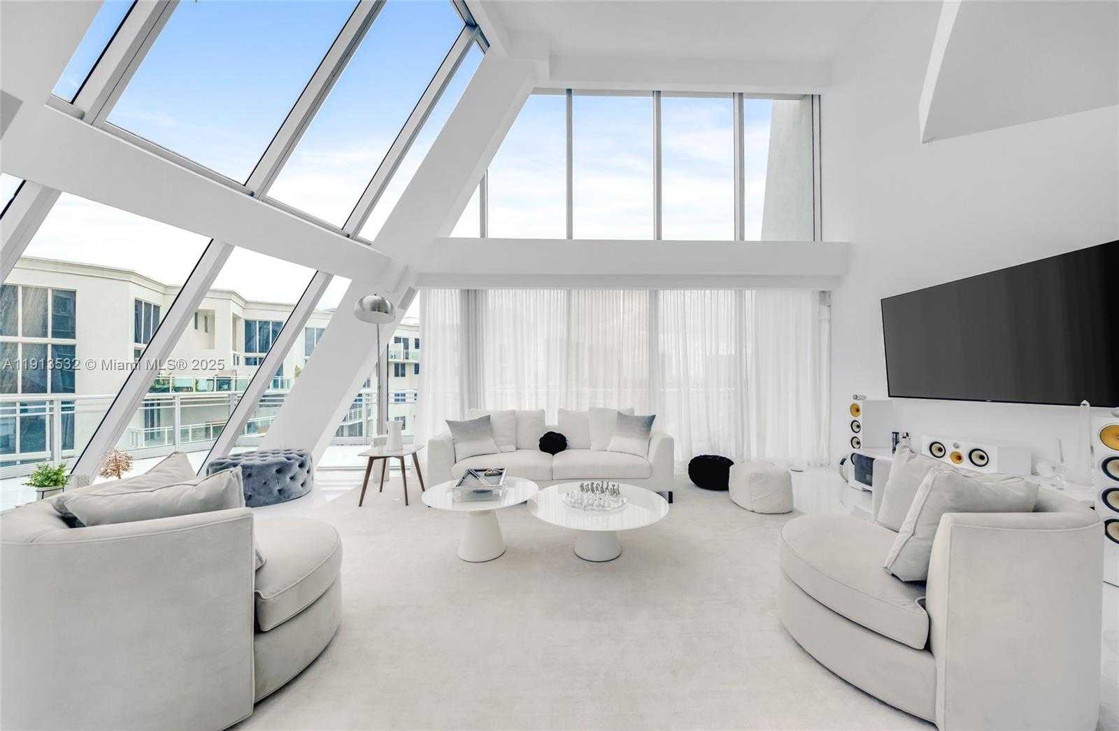 Small Image of Aventura Number 76