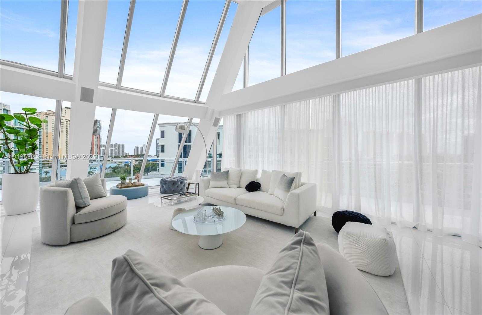 Small Image of Aventura Number 77