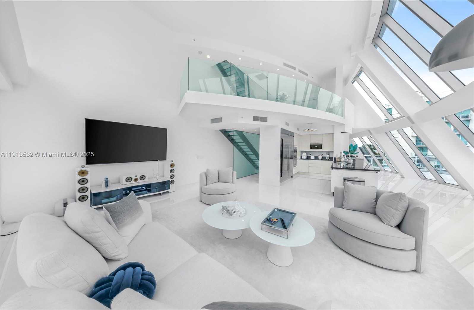 Small Image of Aventura Number 82