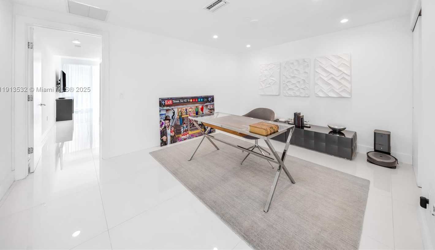 Small Image of Aventura Number 84