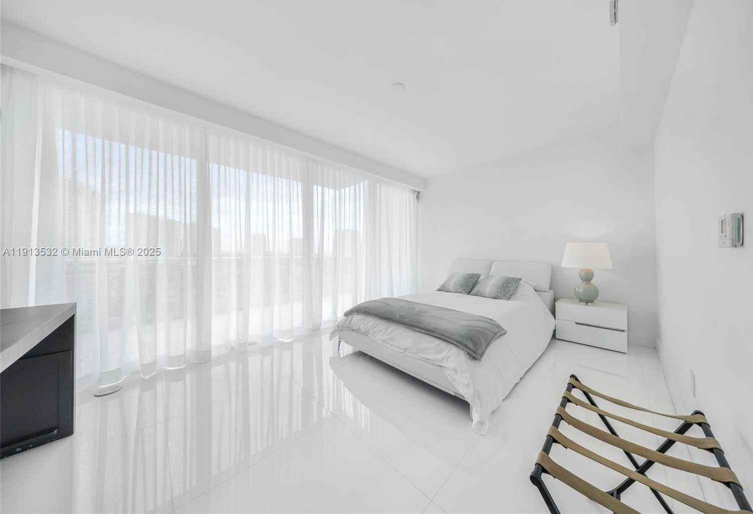 Small Image of Aventura Number 86