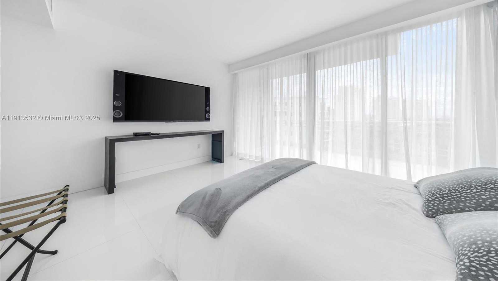 Small Image of Aventura Number 87