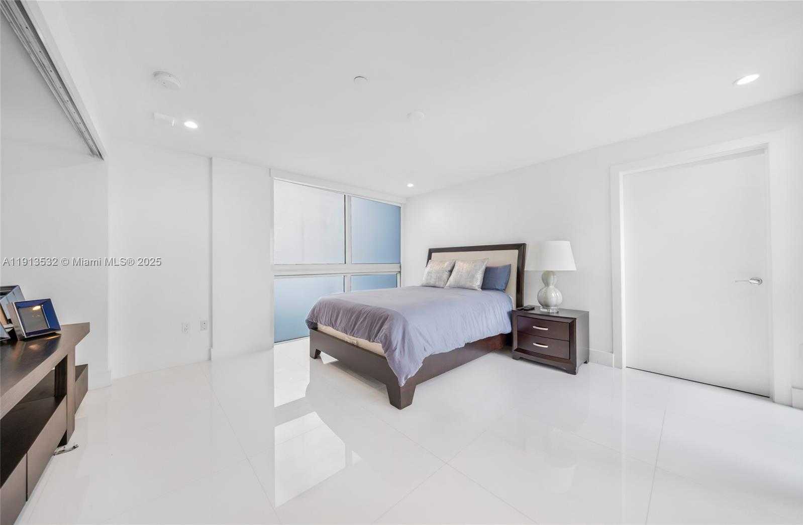 Small Image of Aventura Number 92