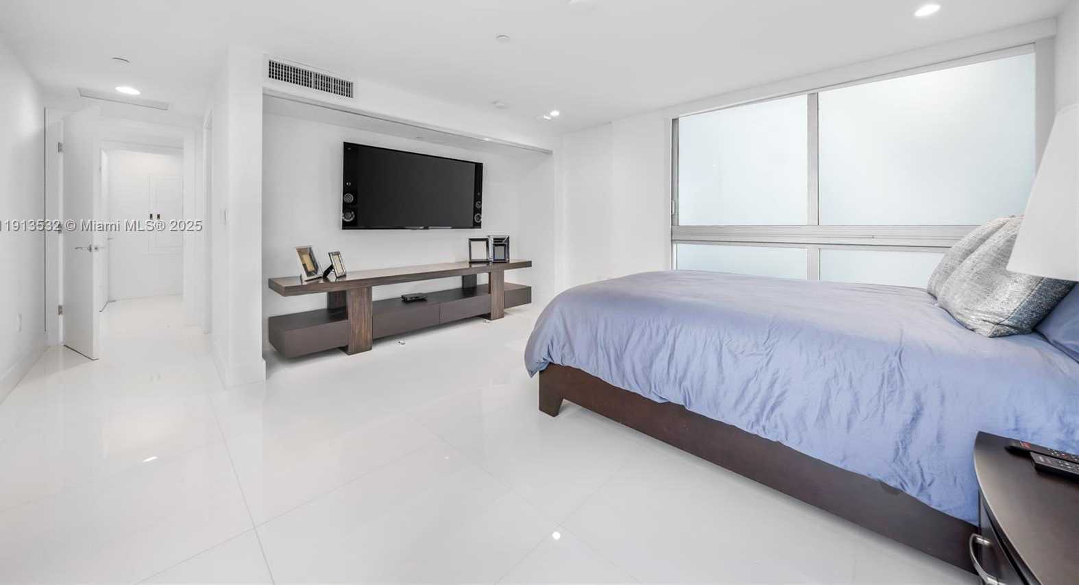 Small Image of Aventura Number 93