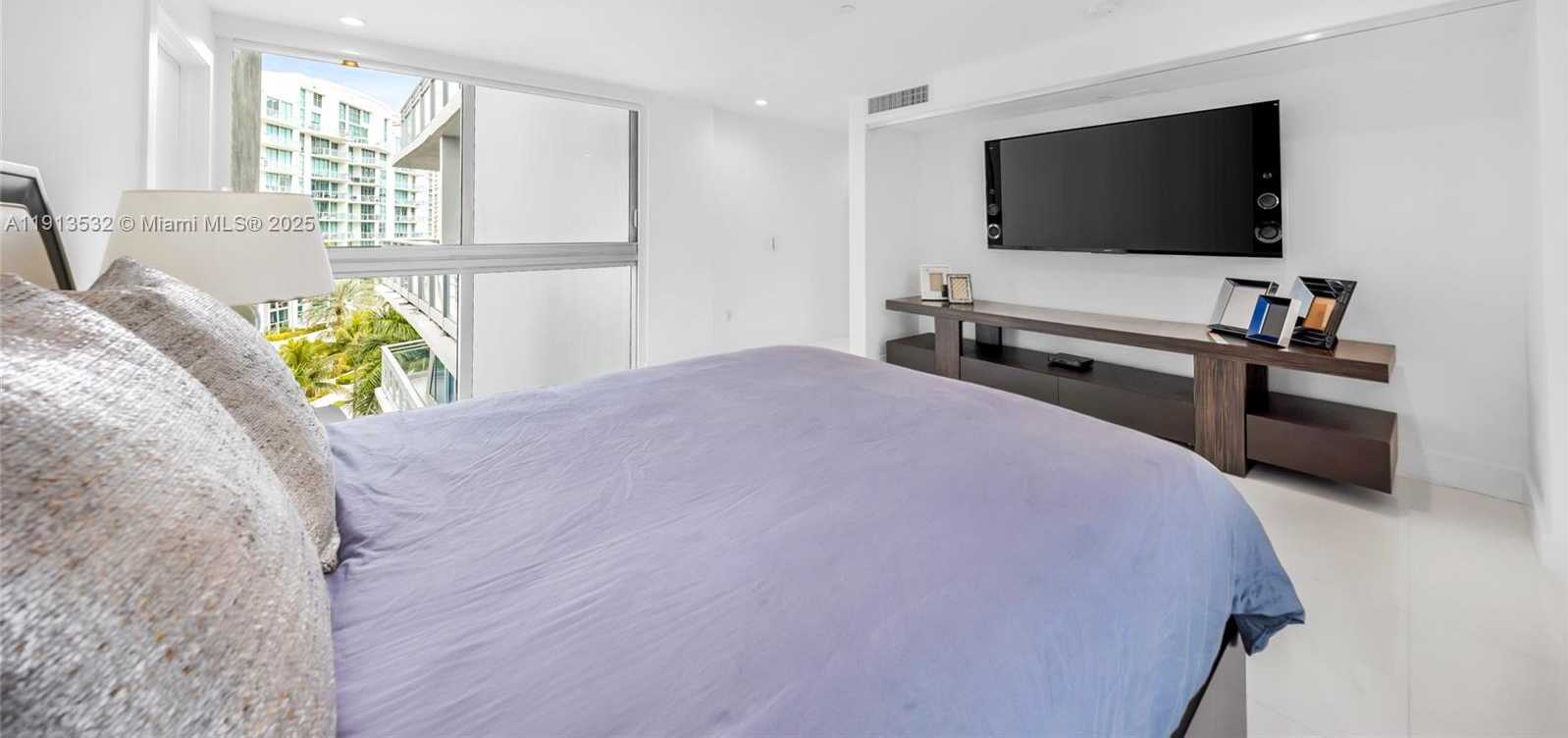 Small Image of Aventura Number 94