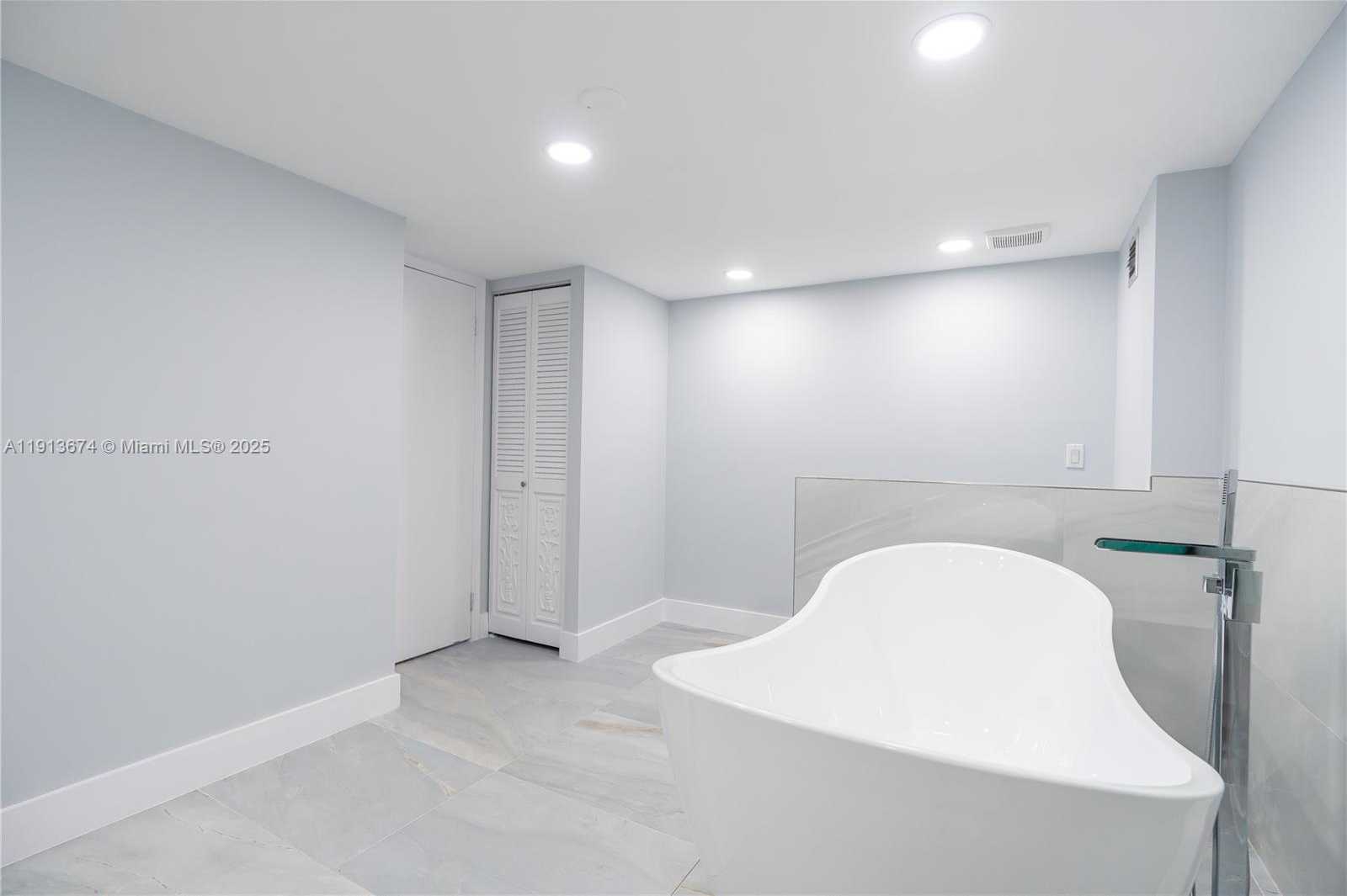 Small Image of 2751 SOUTH OCEAN DR #1008N, Hollywood Number 39
