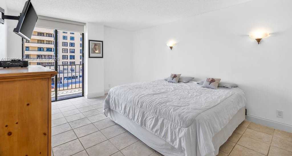 Small Image of 2625 COLLINS AVE #702, Miami Beach Number 12