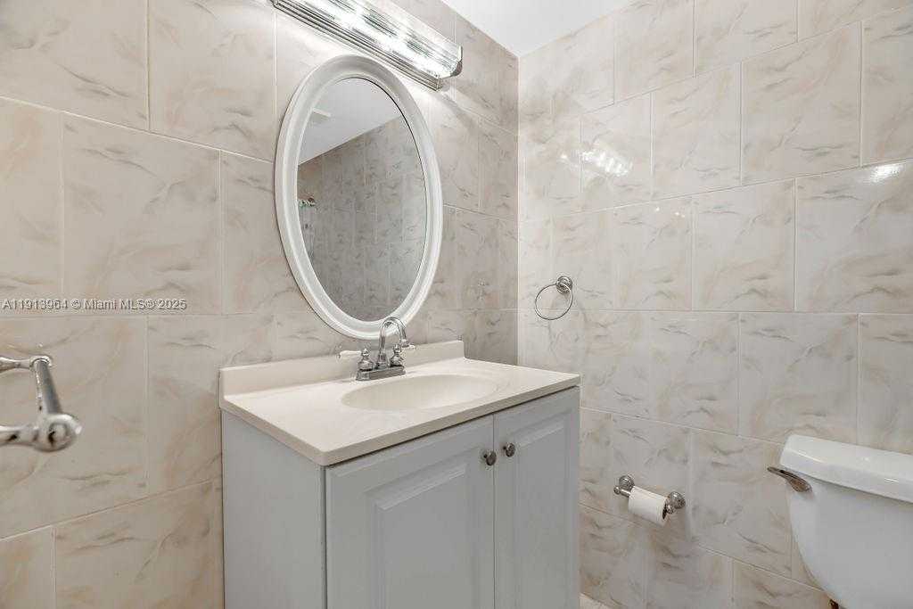 Small Image of 2625 COLLINS AVE #702, Miami Beach Number 15