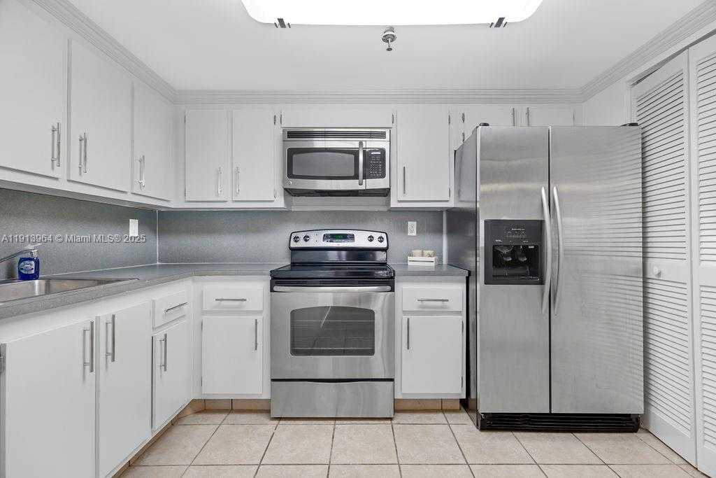 Small Image of 2625 COLLINS AVE #702, Miami Beach Number 8