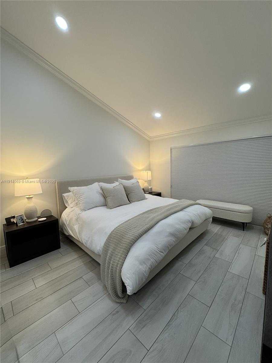 Small Image of 10069 SOUTH WEST 77TH CT, Miami Number 12