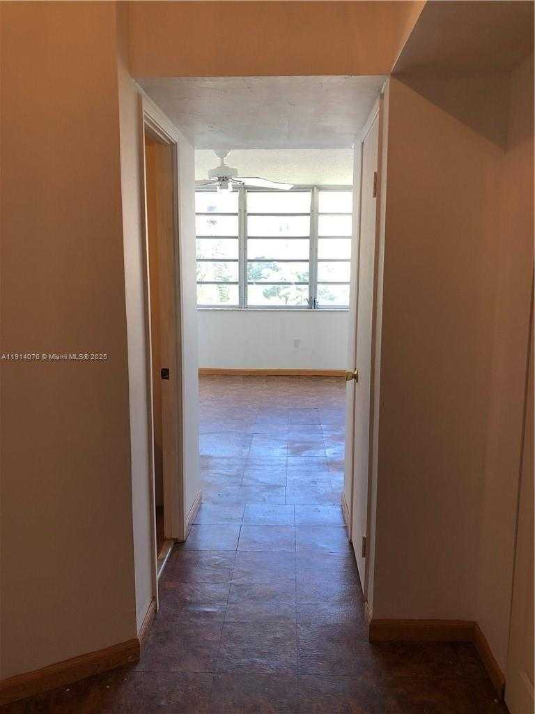 Small Image of 1750 NE 191st St, Miami, FL 33179, USA Number 18