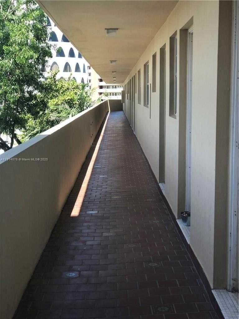 Small Image of 1750 NE 191st St, Miami, FL 33179, USA Number 7