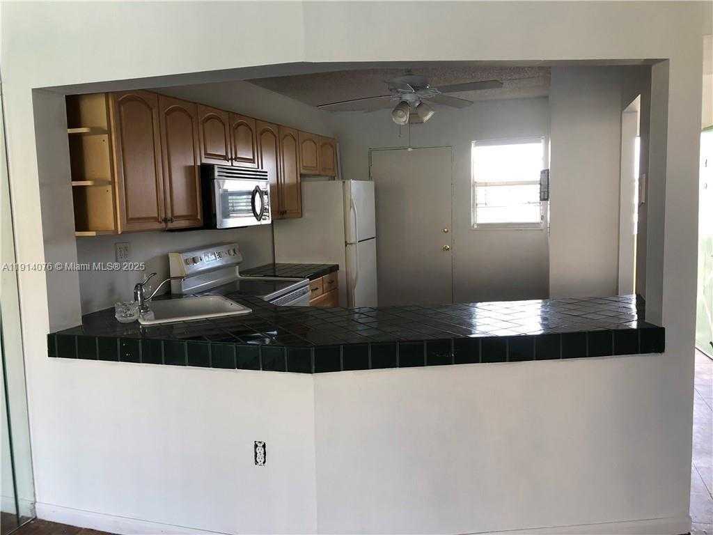 Small Image of 1750 NE 191st St, Miami, FL 33179, USA Number 9