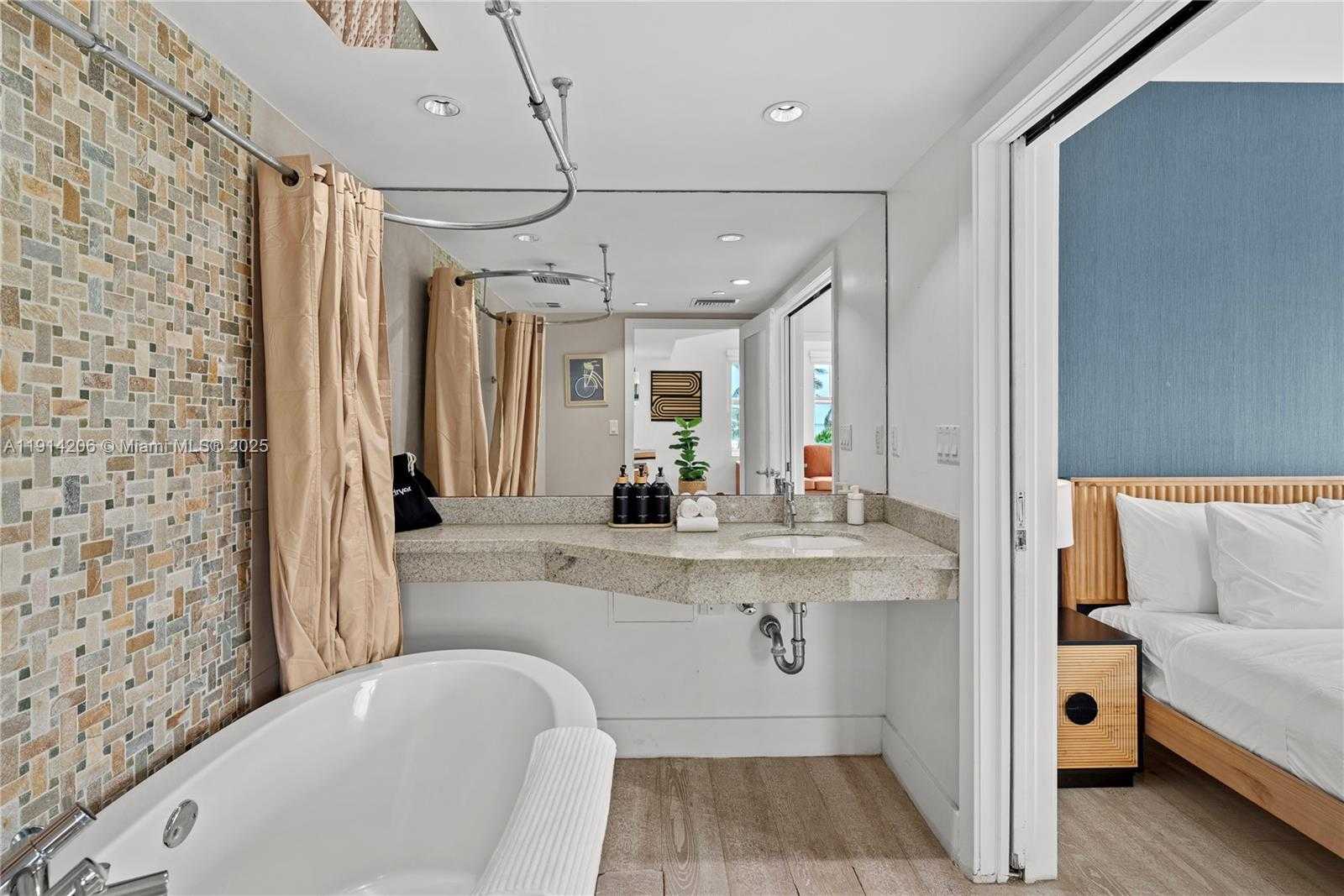 Small Image of 1060 OCEAN DR #D302, Miami Beach Number 14