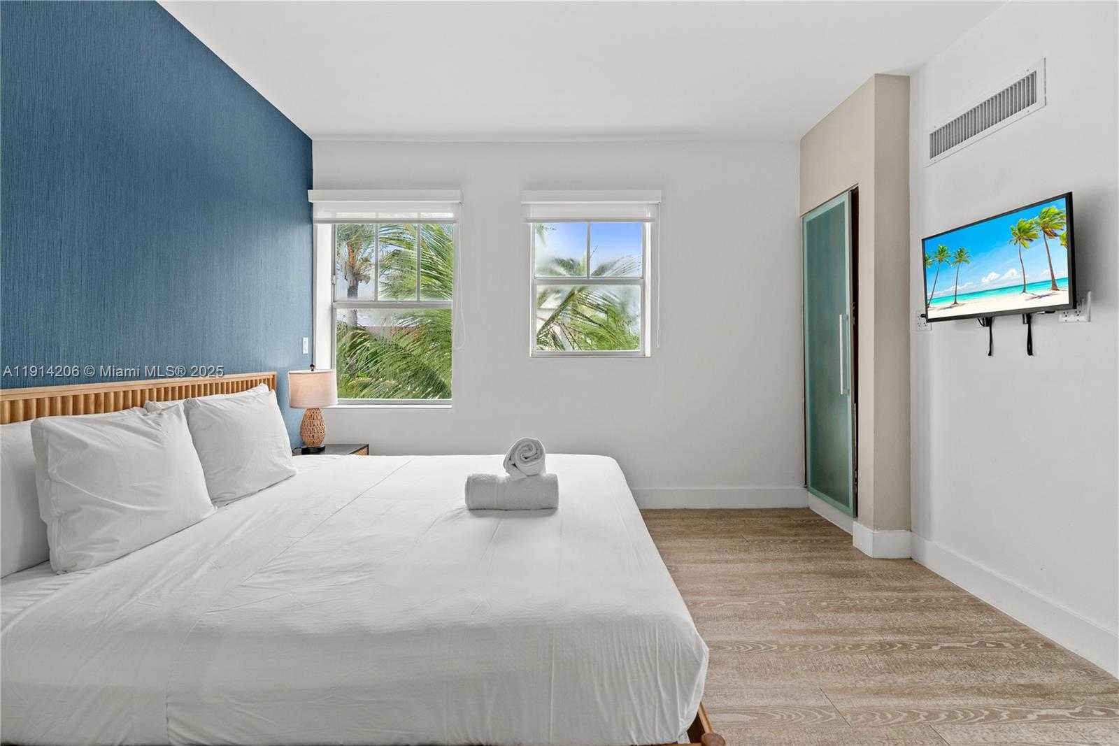 Small Image of 1060 OCEAN DR #D302, Miami Beach Number 16