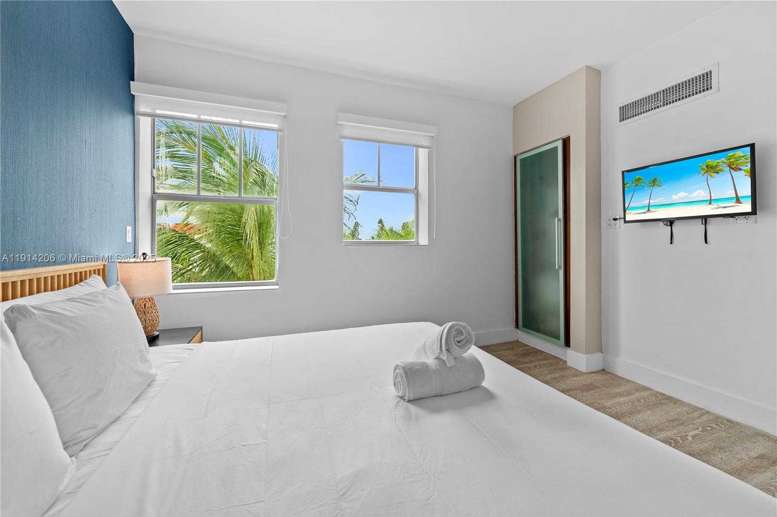 Small Image of 1060 OCEAN DR #D302, Miami Beach Number 17