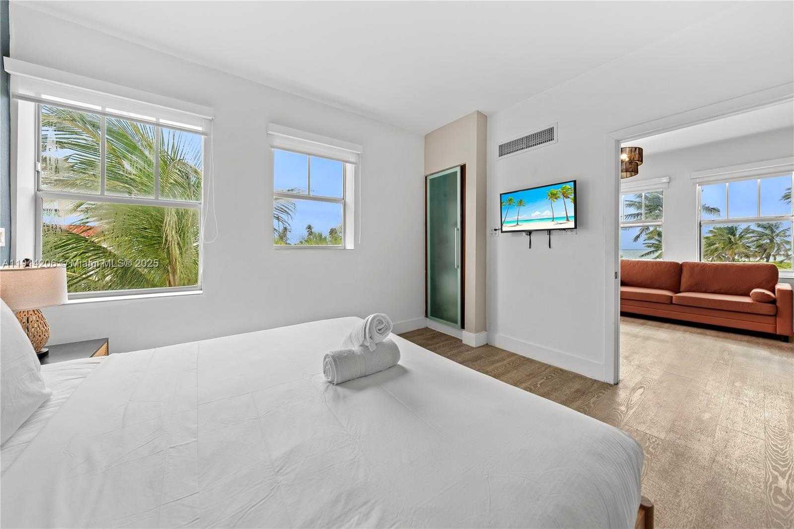 Small Image of 1060 OCEAN DR #D302, Miami Beach Number 18