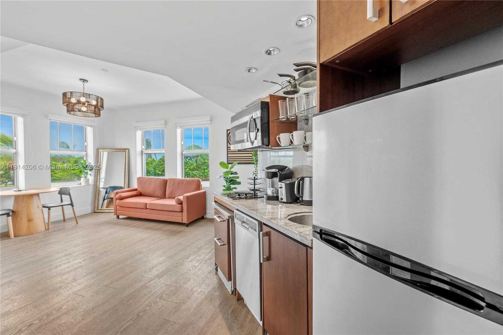 Small Image of 1060 OCEAN DR #D302, Miami Beach Number 6