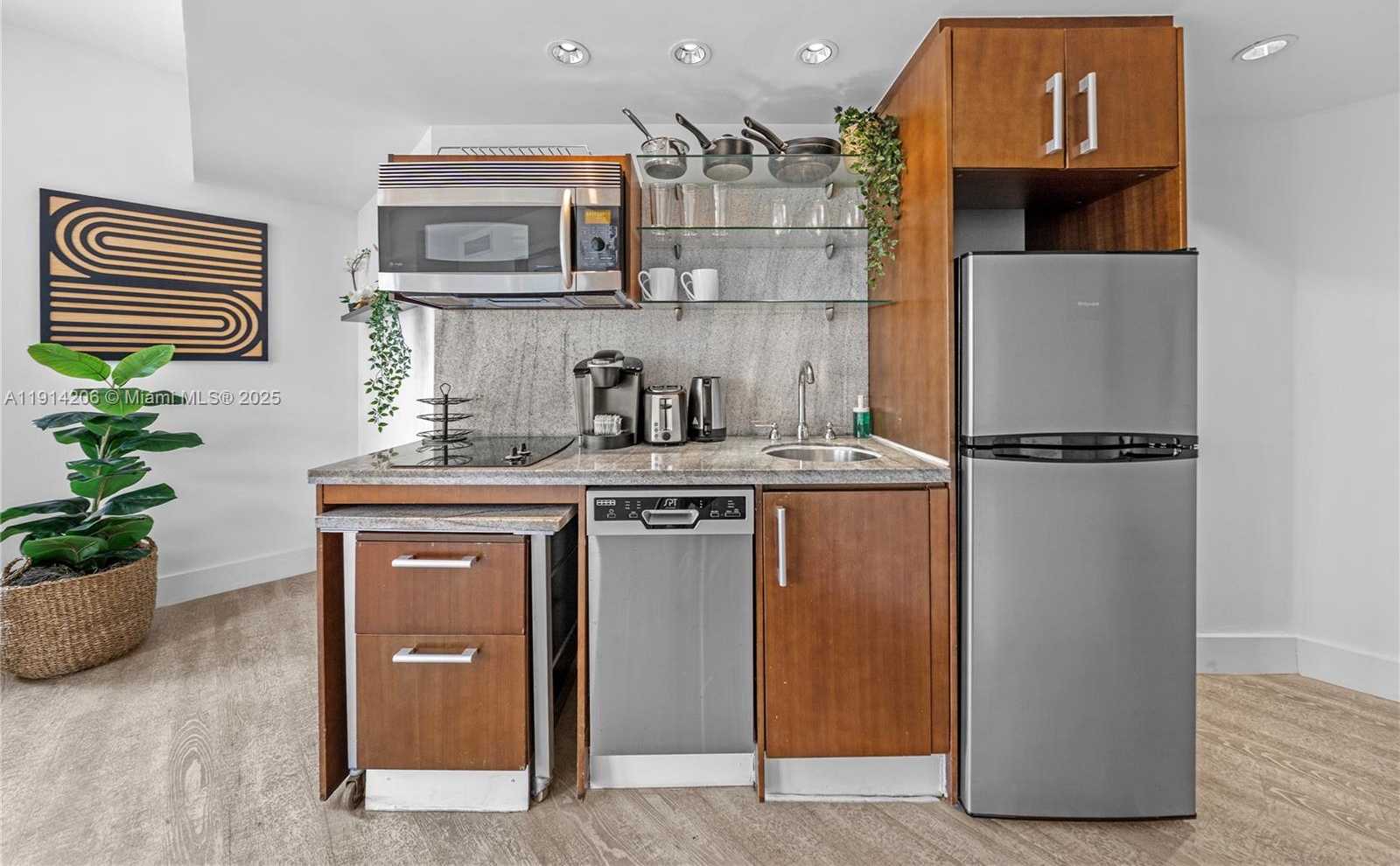 Small Image of 1060 OCEAN DR #D302, Miami Beach Number 7