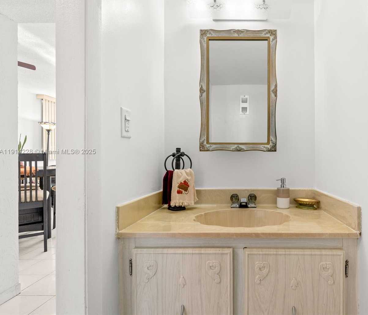 Small Image of 6900 BAY DR #5C, Miami Beach Number 14
