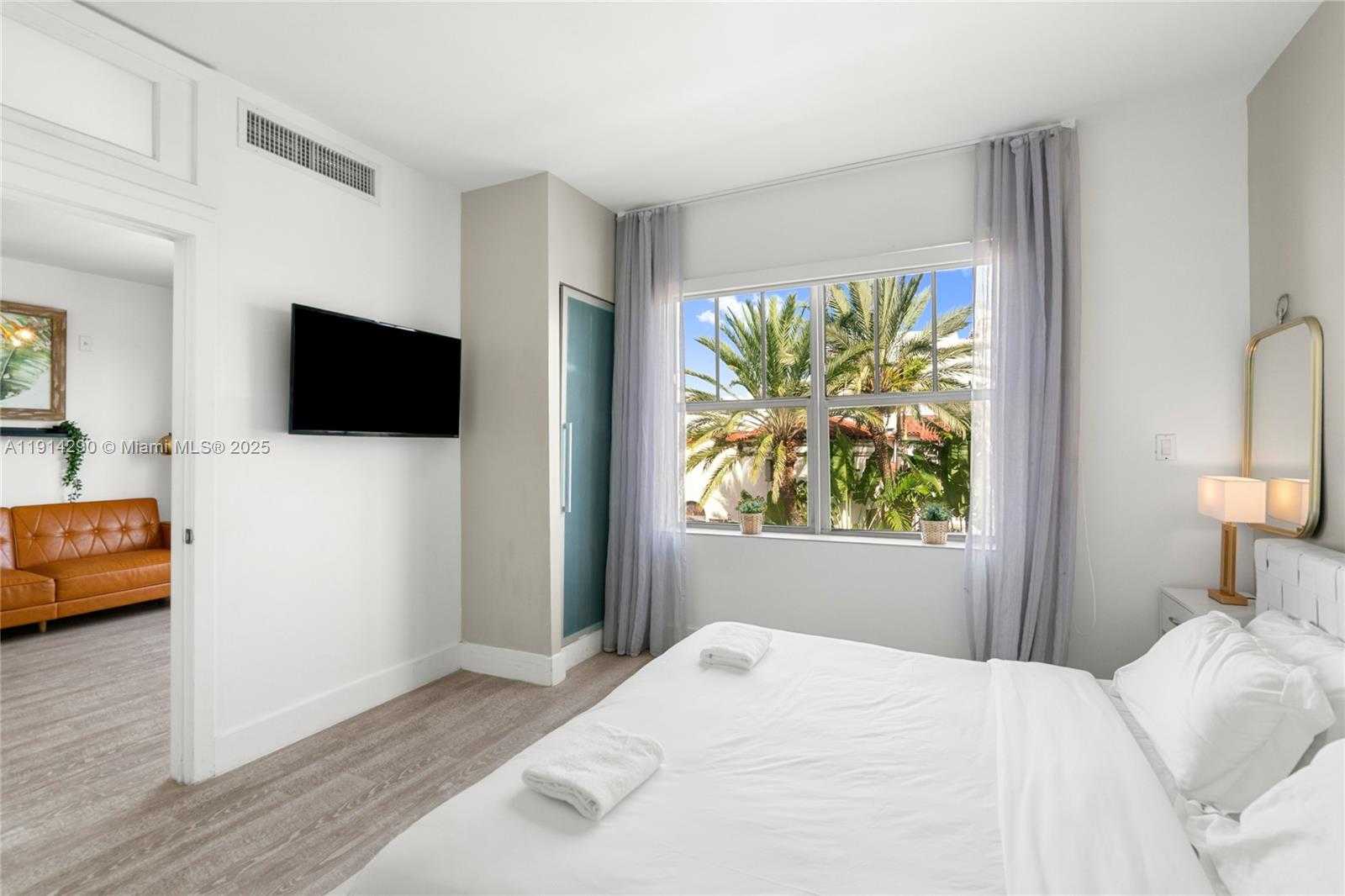 Small Image of 1060 OCEAN DR #D307, Miami Beach Number 13