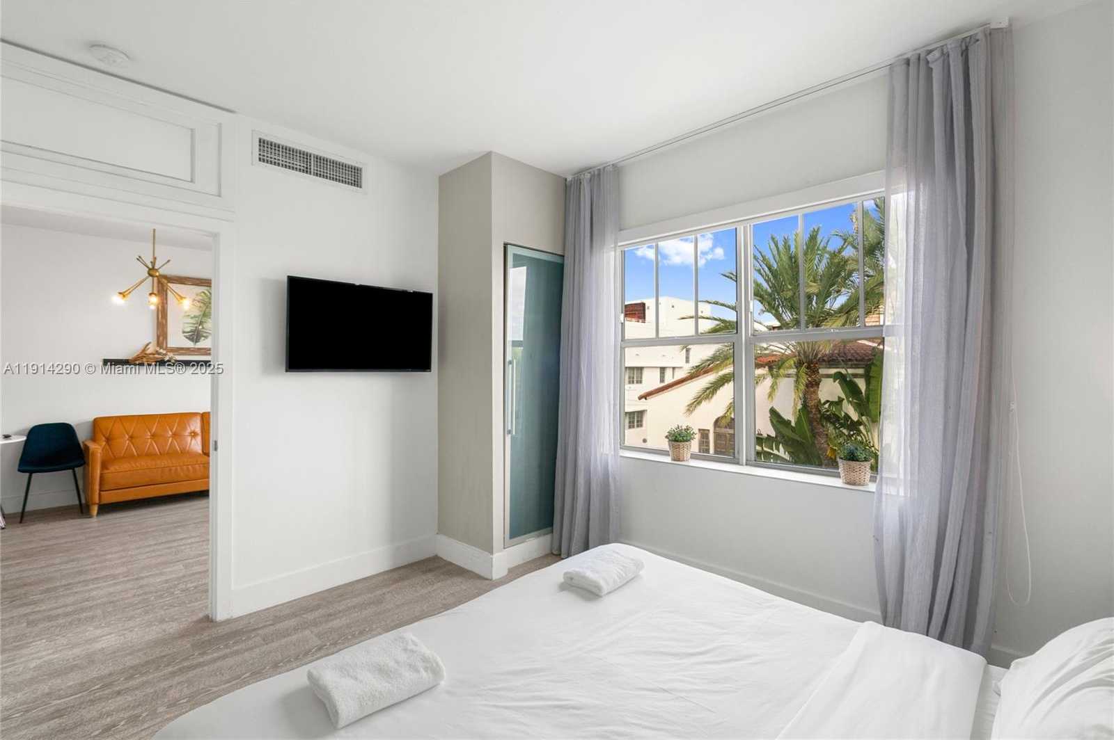 Small Image of 1060 OCEAN DR #D307, Miami Beach Number 14