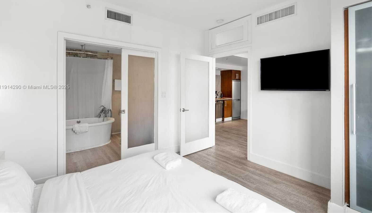 Small Image of 1060 OCEAN DR #D307, Miami Beach Number 18