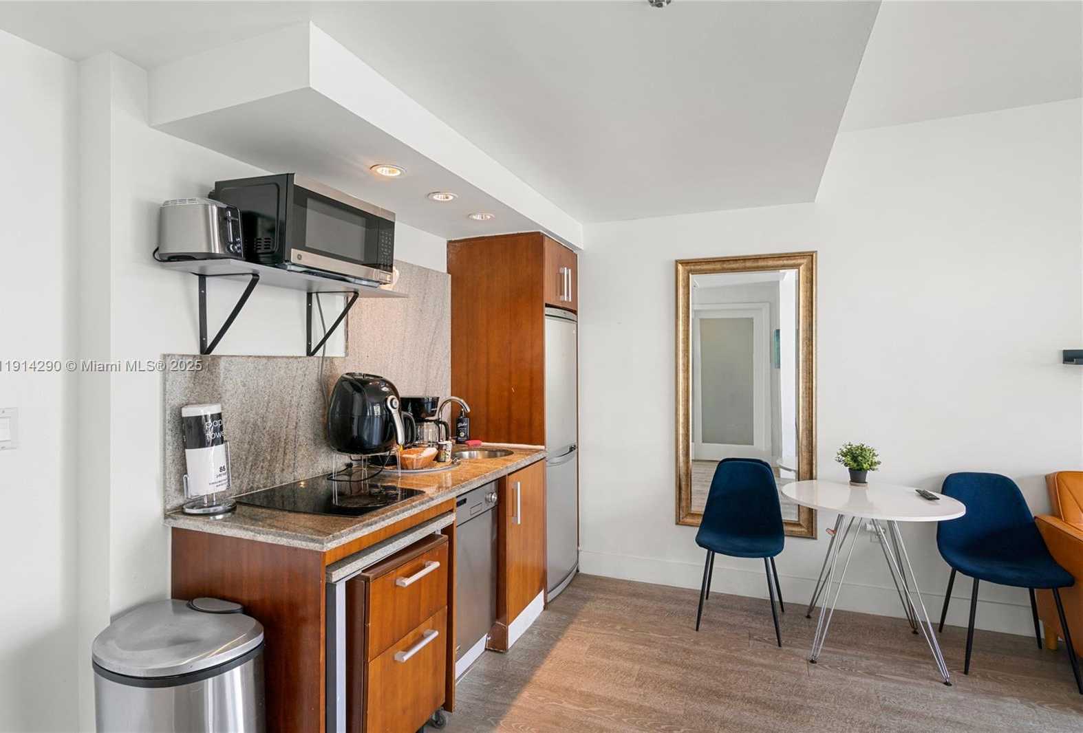 Small Image of 1060 OCEAN DR #D307, Miami Beach Number 19