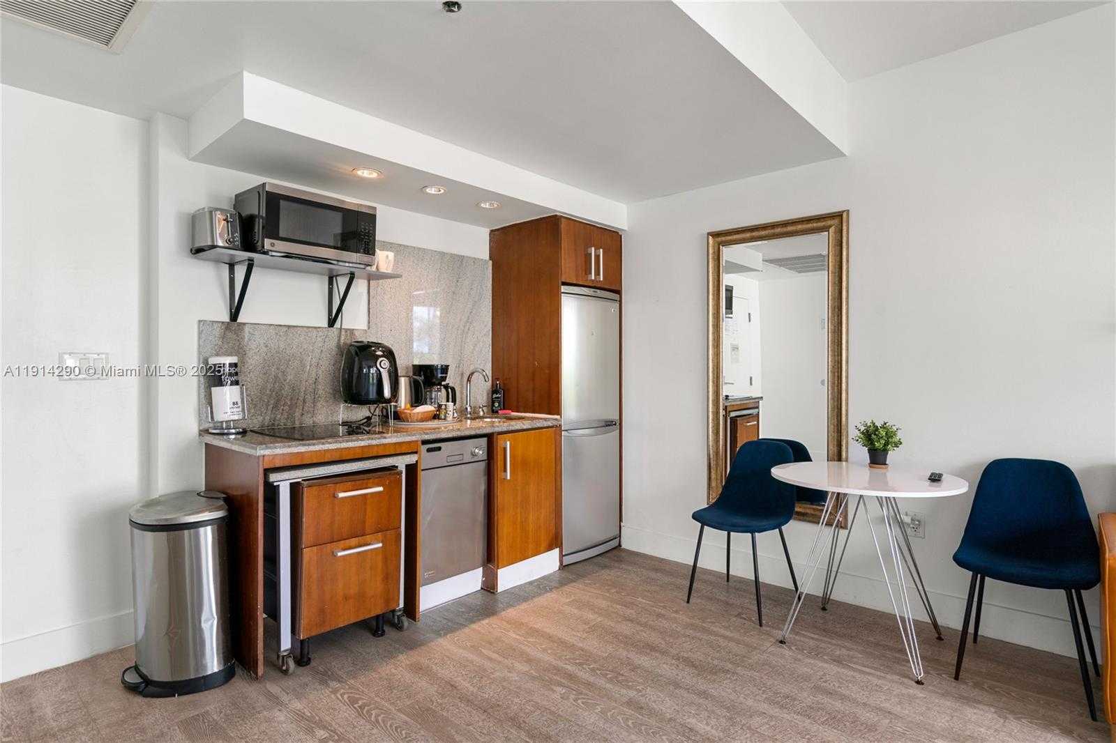 Small Image of 1060 OCEAN DR #D307, Miami Beach Number 20