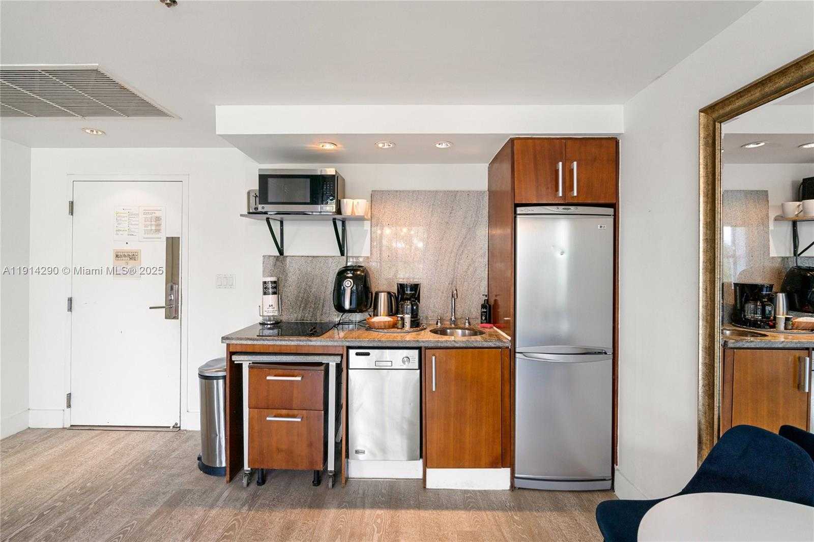 Small Image of 1060 OCEAN DR #D307, Miami Beach Number 21