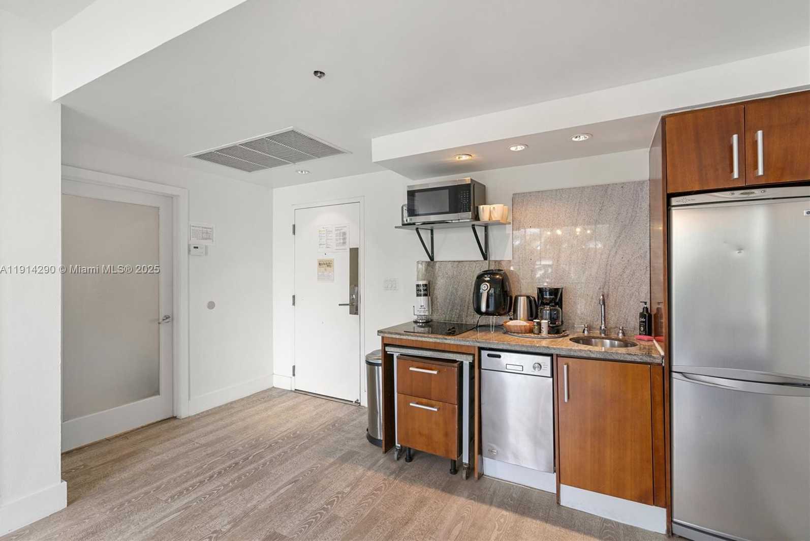 Small Image of 1060 OCEAN DR #D307, Miami Beach Number 23