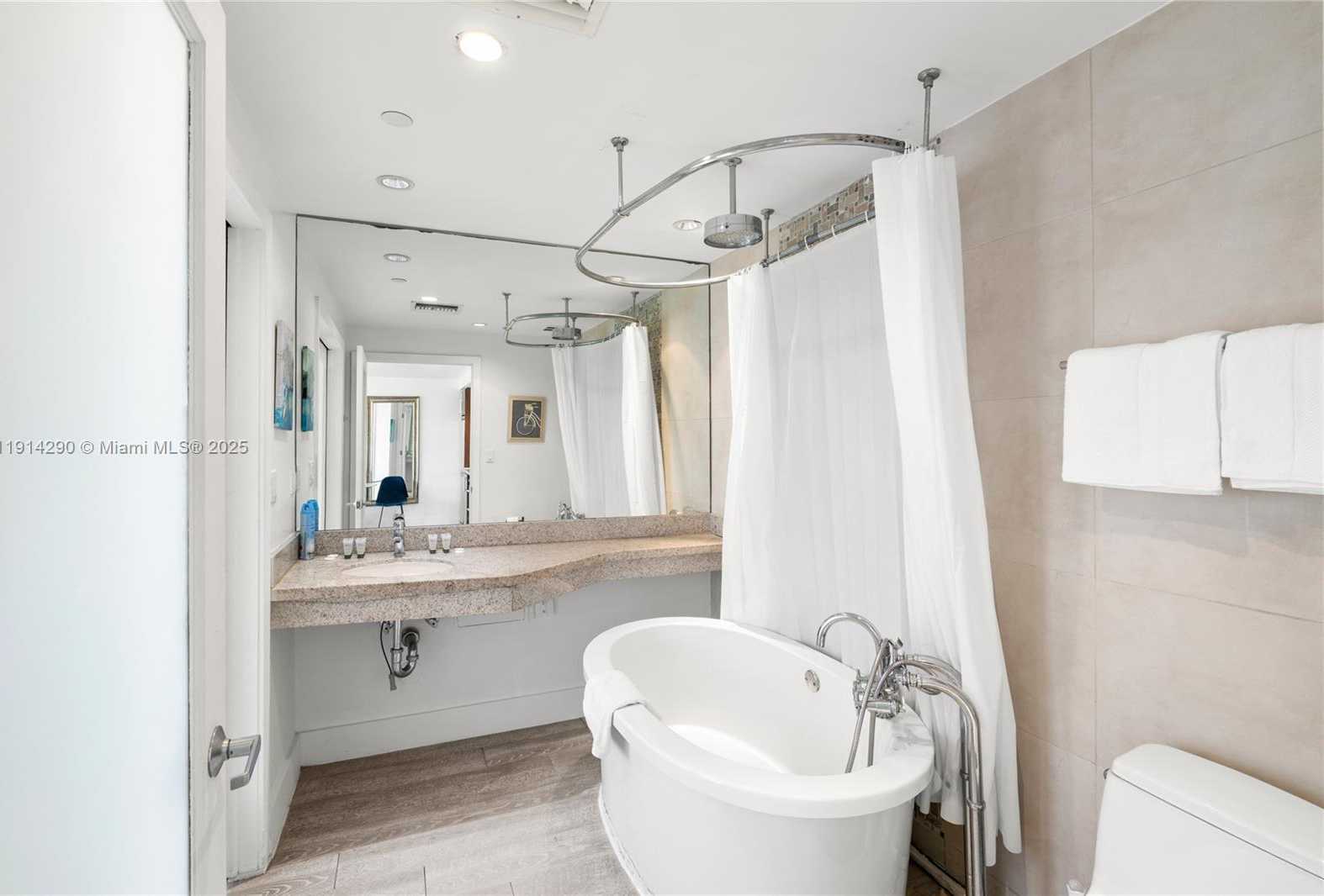 Small Image of 1060 OCEAN DR #D307, Miami Beach Number 9