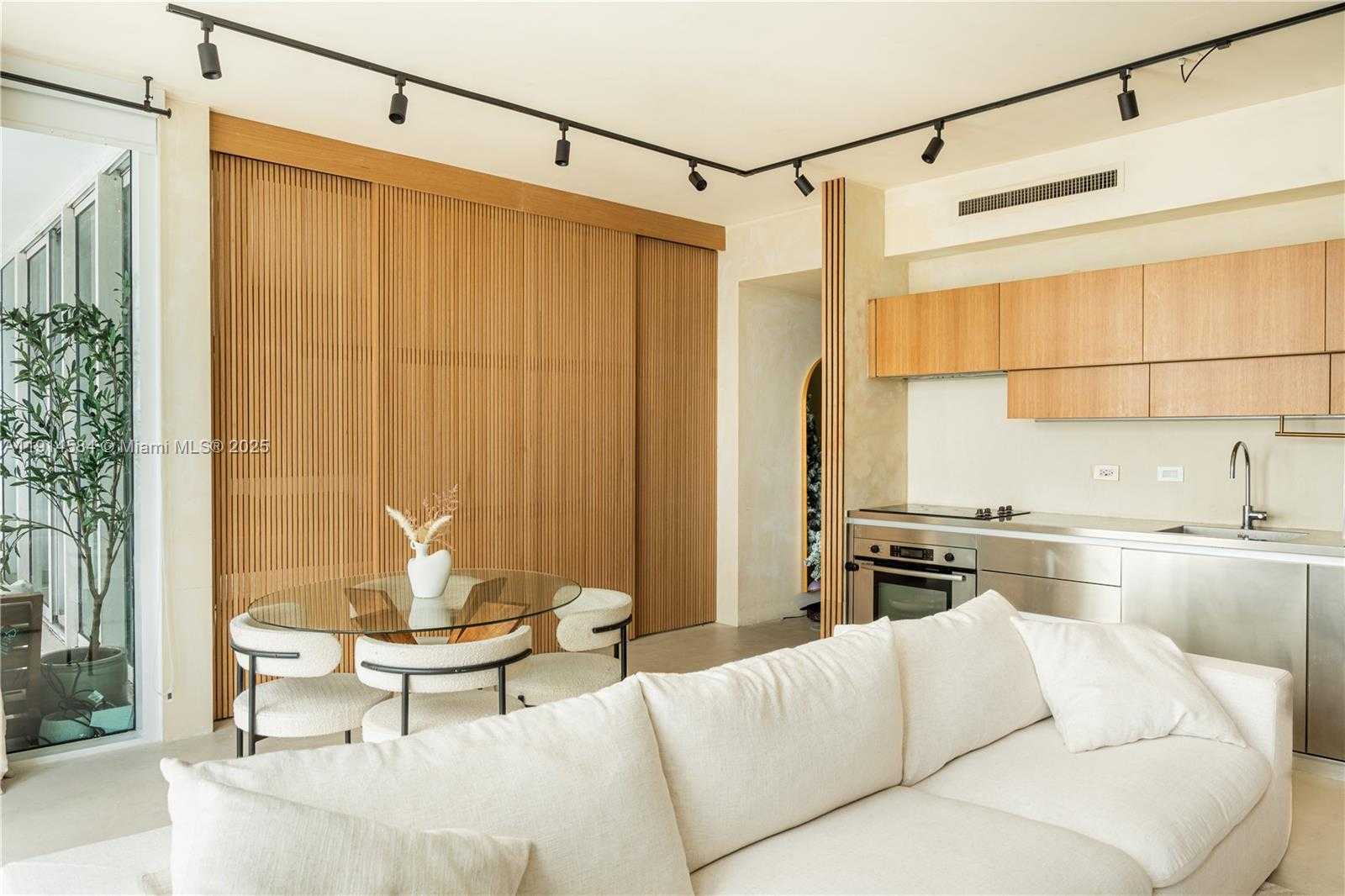 Small Image of 1040 BISCAYNE BLVD #2905, Miami Number 4