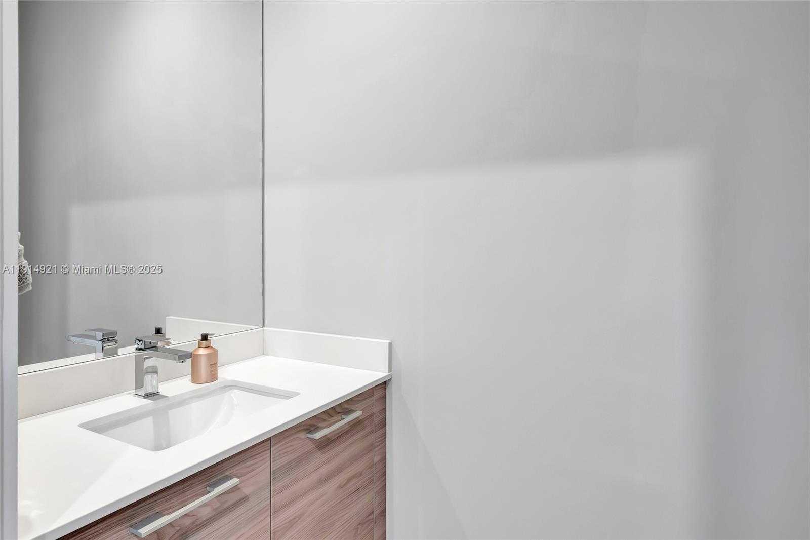 Small Image of 1300 SOUTH MIAMI AVE #PH5001, Miami Number 40