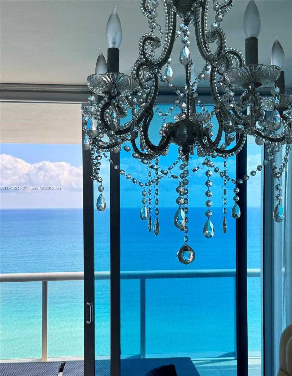 Small Image of 6799 COLLINS AVE #LPH04, Miami Beach Number 3