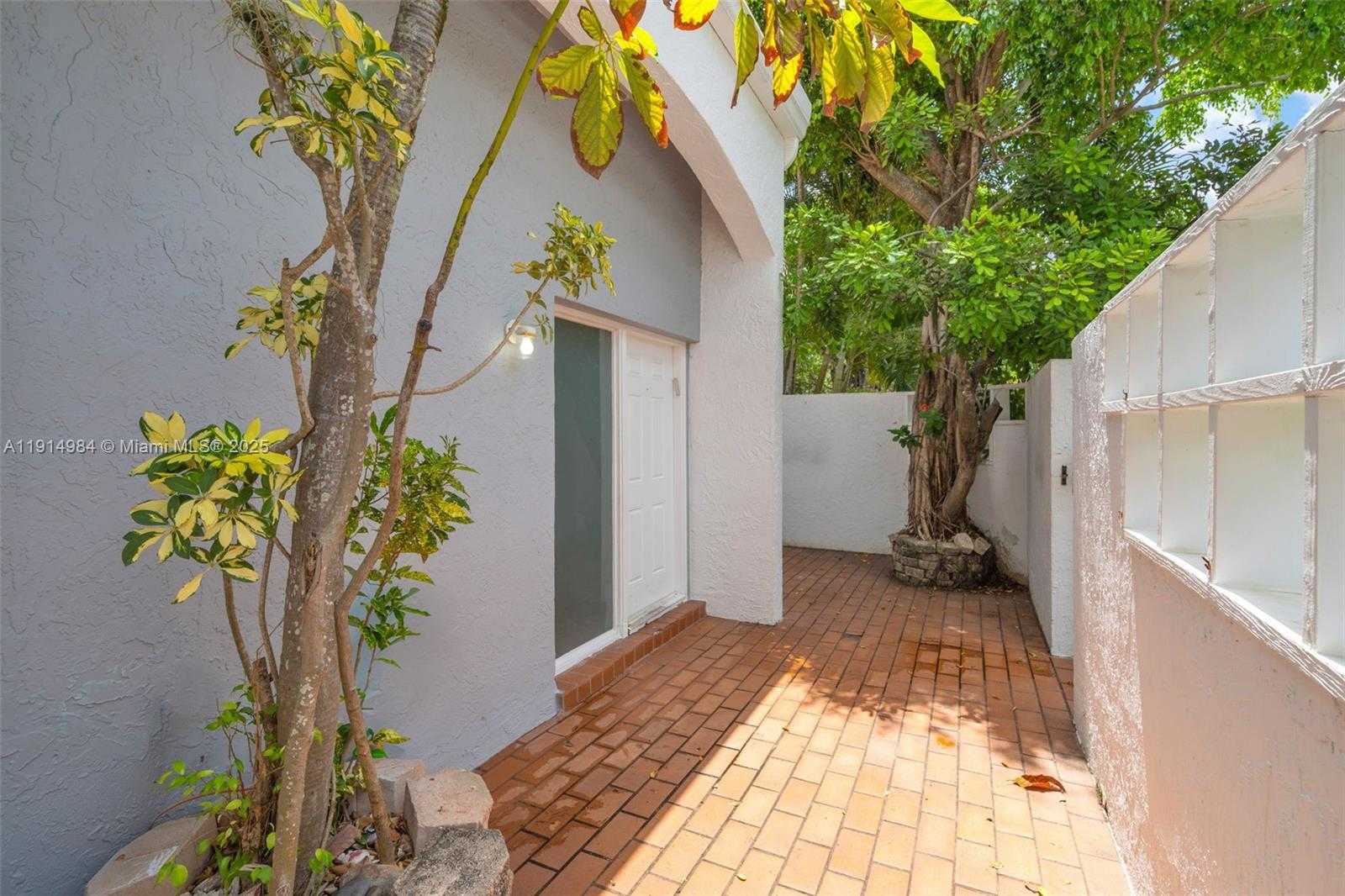 Small Image of 20908 LEEWARD CT #231-3, Aventura Number 2