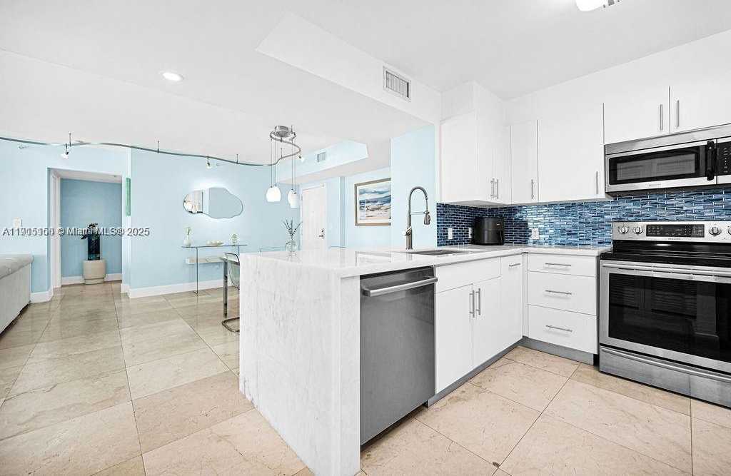 Small Image of 1155 BRICKELL BAY DR #2004, Miami Number 12