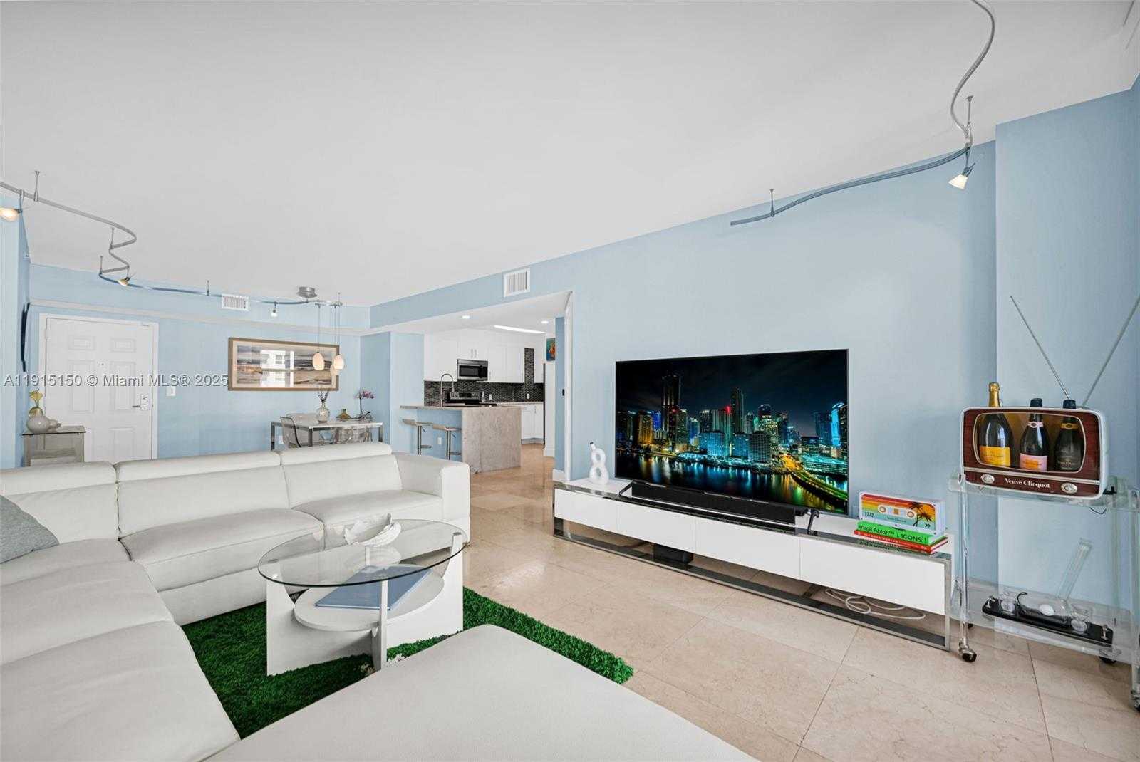 Small Image of 1155 BRICKELL BAY DR #2004, Miami Number 16