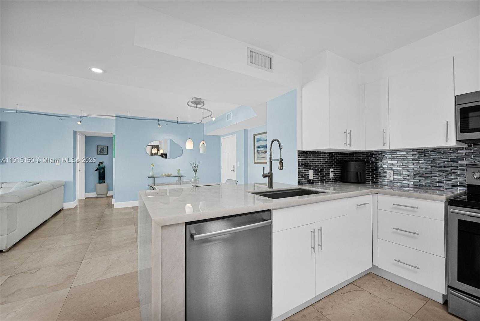 Small Image of 1155 BRICKELL BAY DR #2004, Miami Number 20