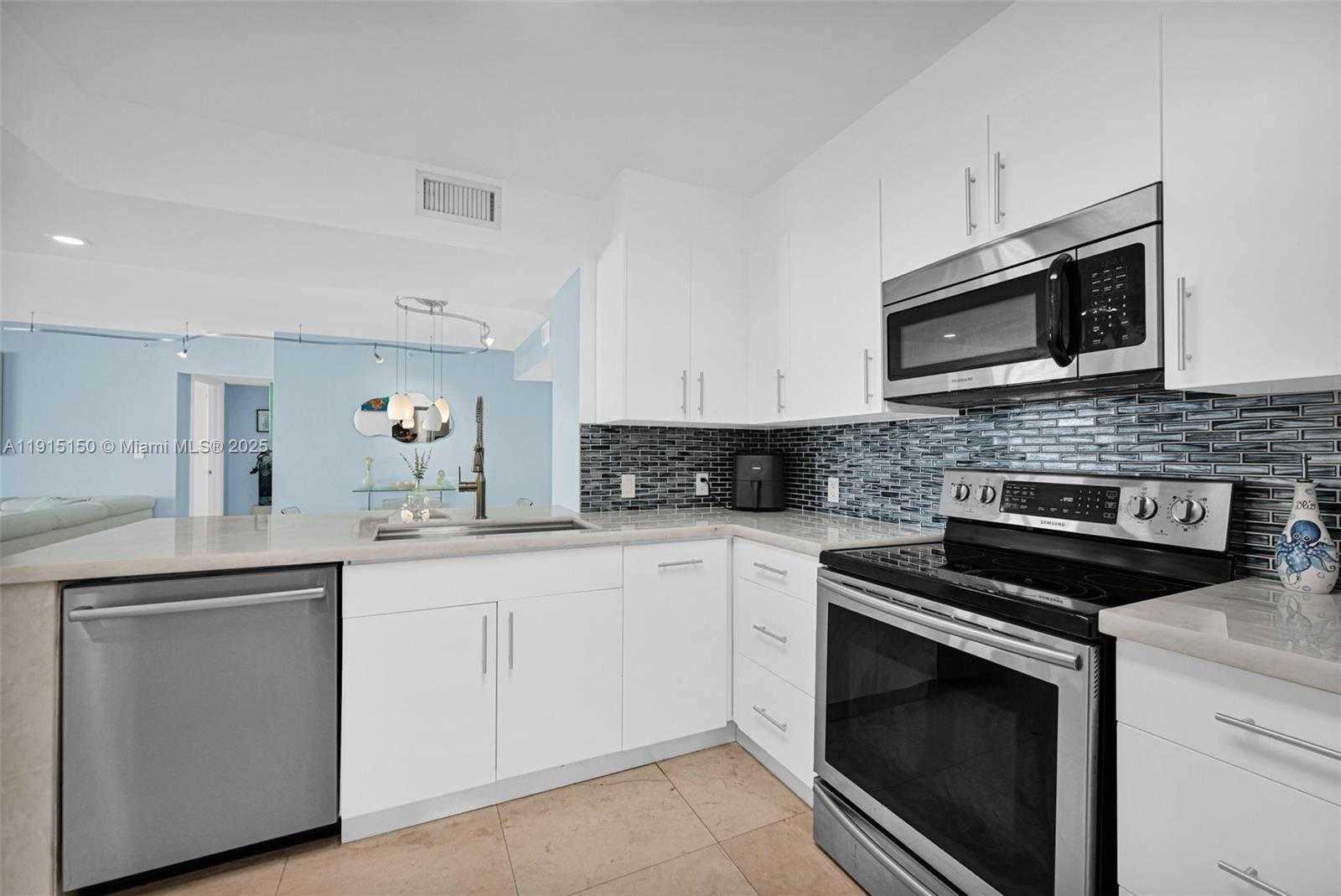 Small Image of 1155 BRICKELL BAY DR #2004, Miami Number 21