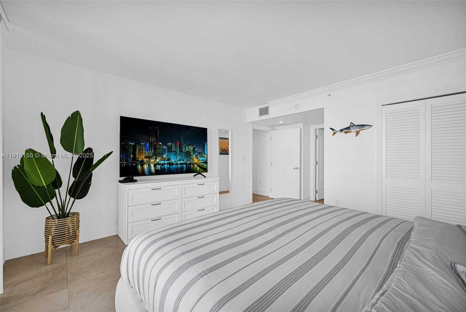 Small Image of 1155 BRICKELL BAY DR #2004, Miami Number 29